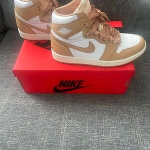 Air Jordan 1 Retro High OG Sneaker in Praline & White, women’s size (youth 5.5)